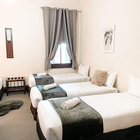 Neath Hotel ภายนอก รูปภาพ