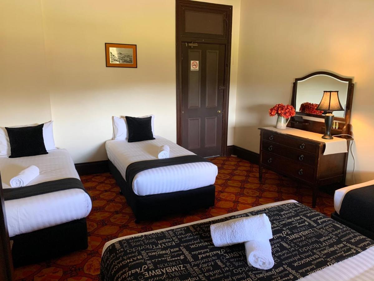 Neath Hotel ภายนอก รูปภาพ