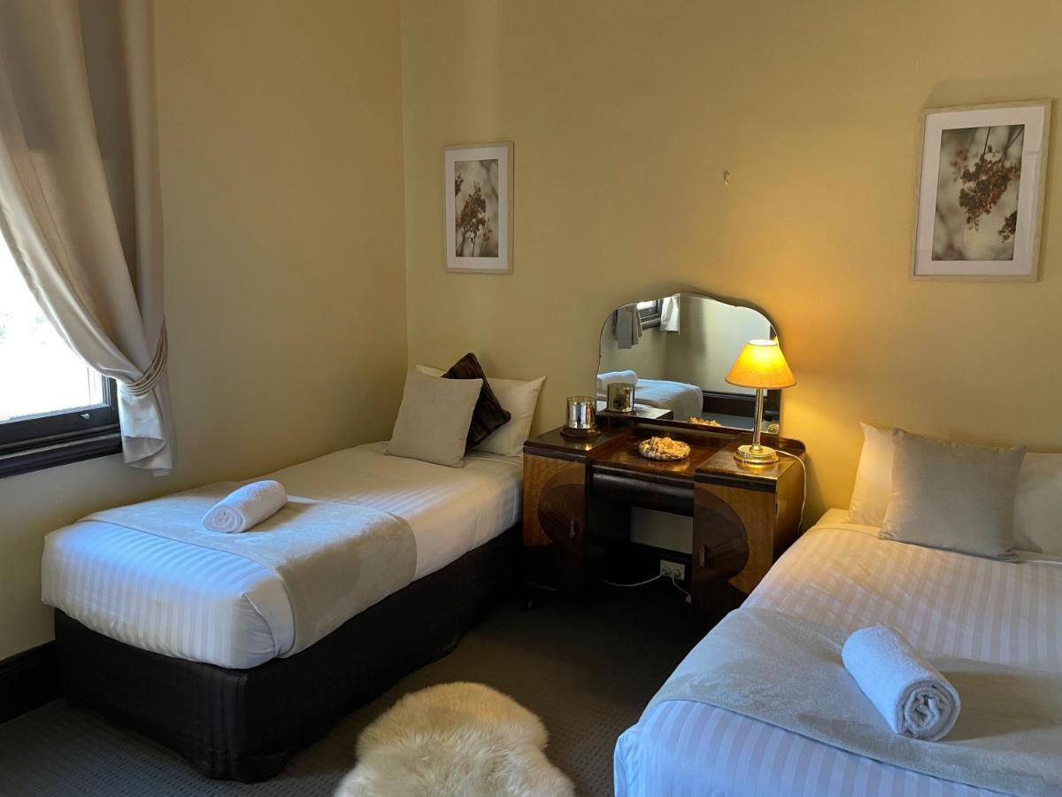 Neath Hotel ภายนอก รูปภาพ