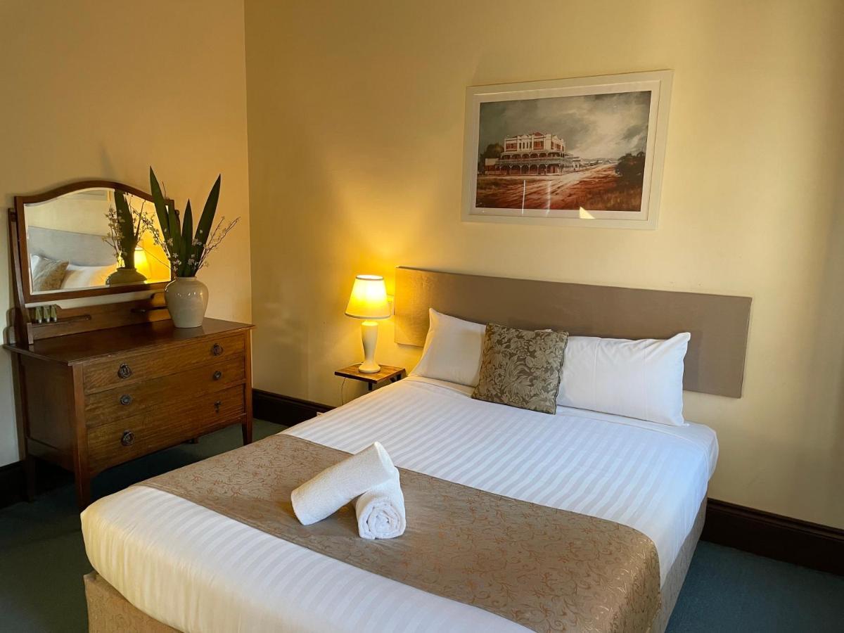 Neath Hotel ภายนอก รูปภาพ