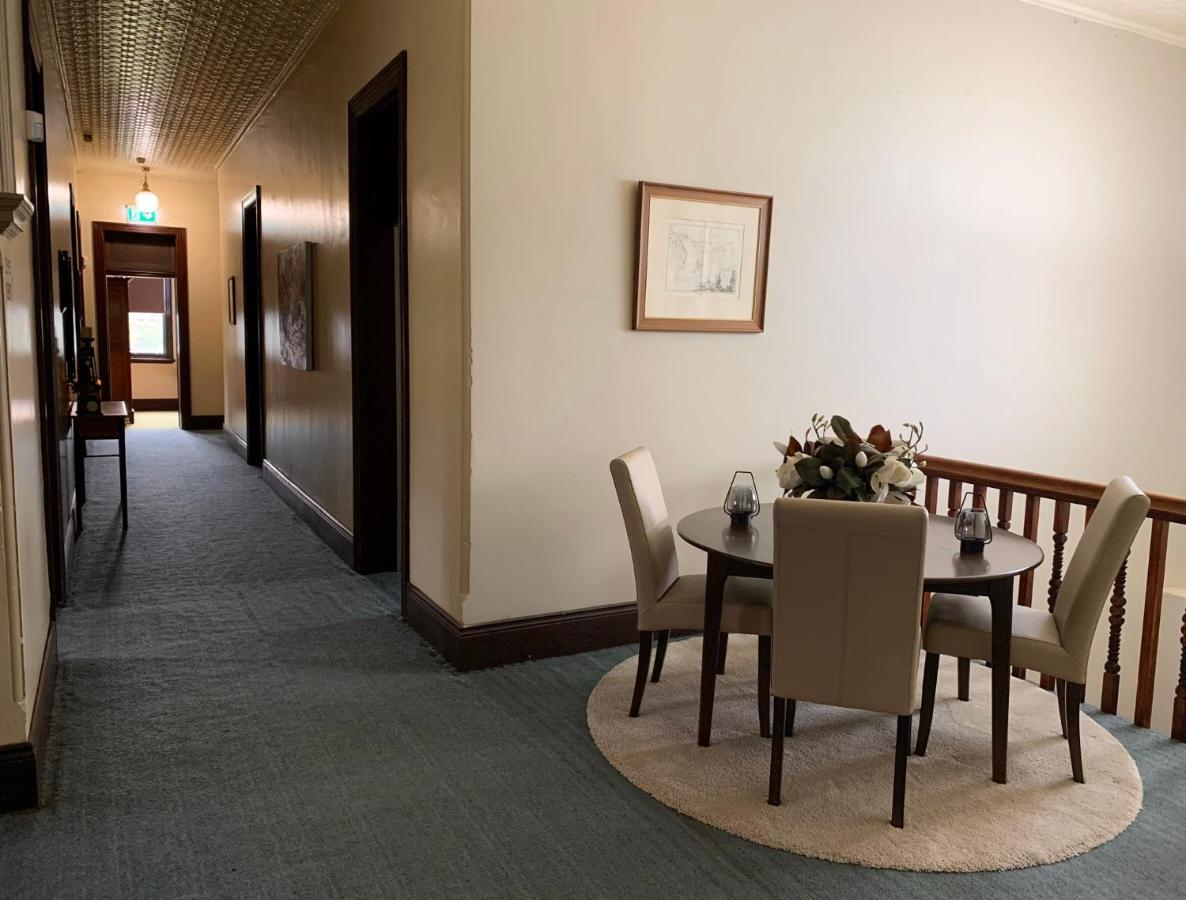 Neath Hotel ภายนอก รูปภาพ