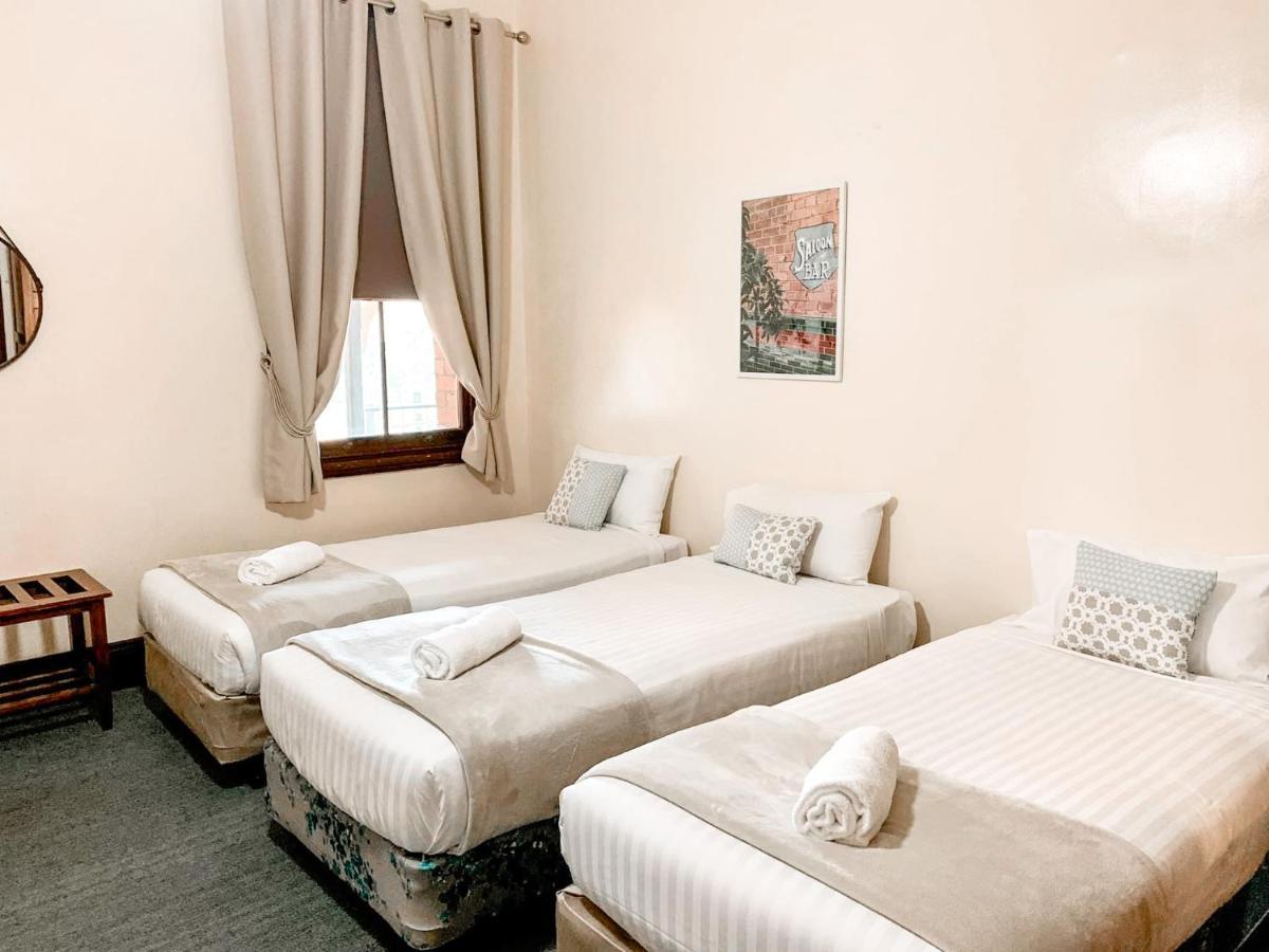 Neath Hotel ภายนอก รูปภาพ
