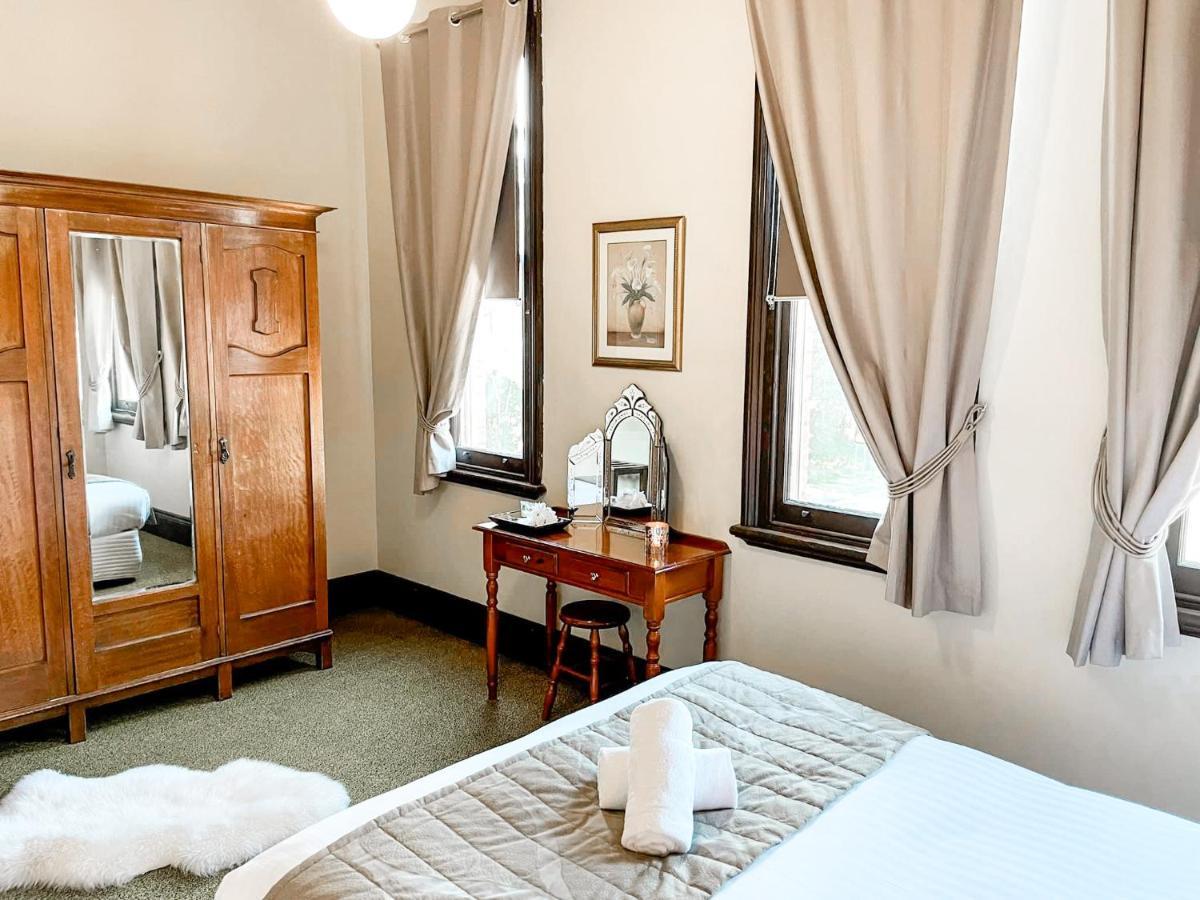Neath Hotel ภายนอก รูปภาพ