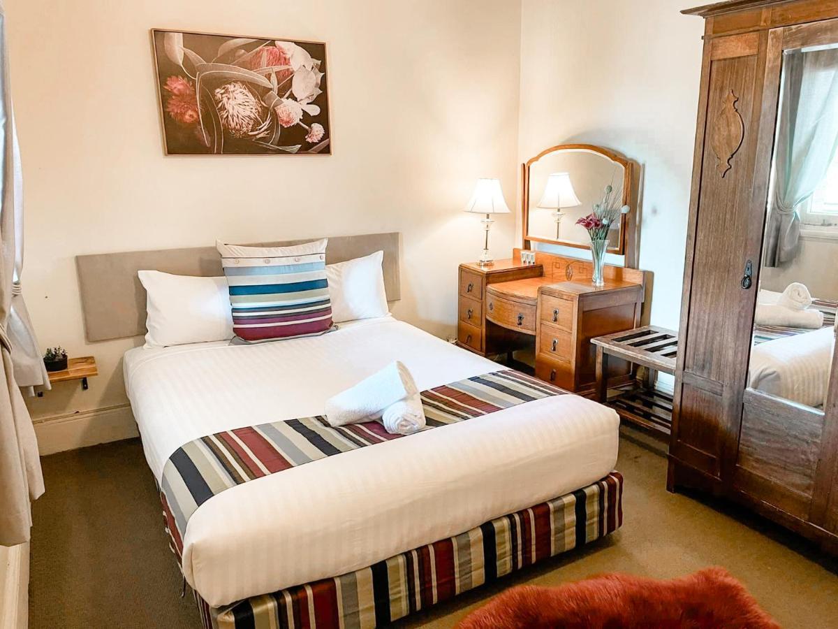 Neath Hotel ภายนอก รูปภาพ