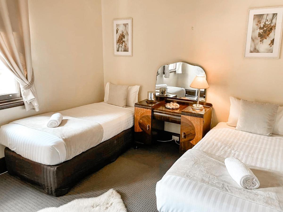 Neath Hotel ภายนอก รูปภาพ