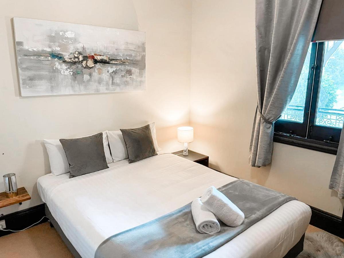 Neath Hotel ภายนอก รูปภาพ