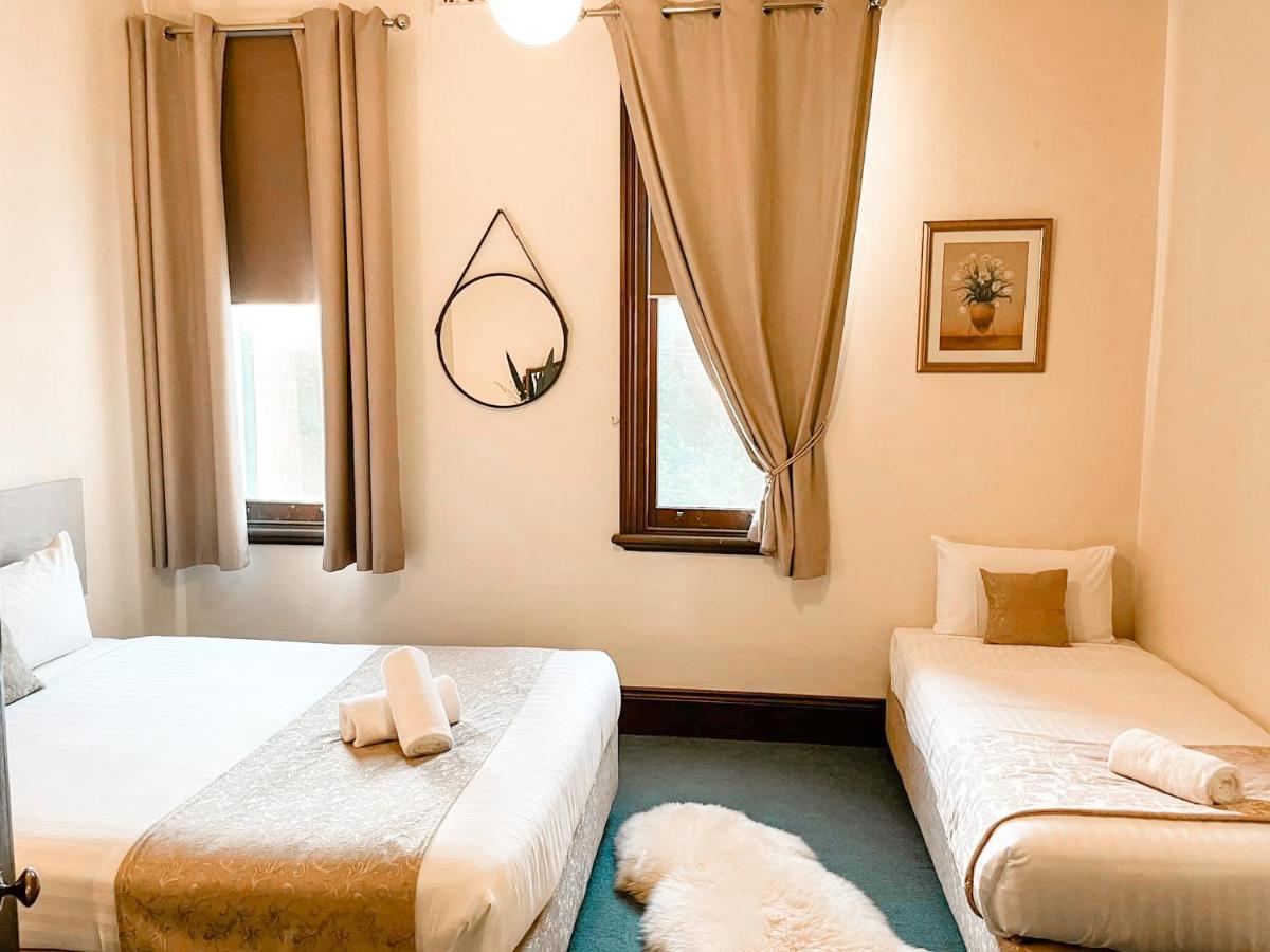 Neath Hotel ภายนอก รูปภาพ