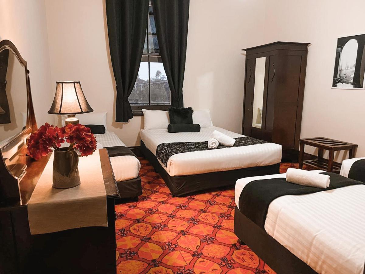 Neath Hotel ภายนอก รูปภาพ