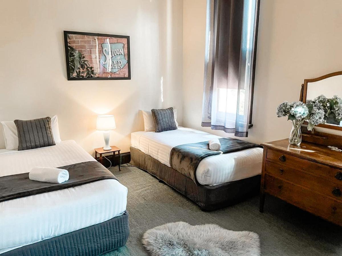 Neath Hotel ภายนอก รูปภาพ