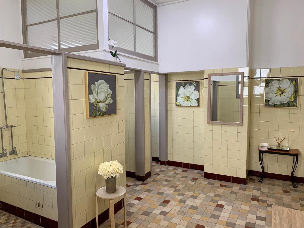 Neath Hotel ภายนอก รูปภาพ